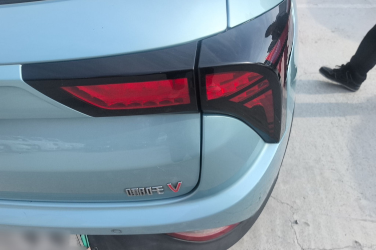 哪吒汽车 哪吒V 2021款 长续航娱乐版升级型车身外观9