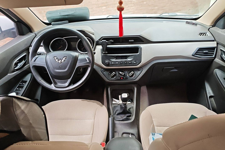 五菱汽车 五菱宏光 2019款 1.5L S标准型国VI LAR中控内饰7002