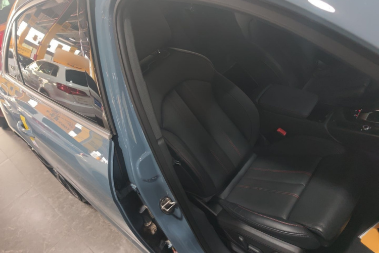 奥迪A4L 2022款 40 TFSI quattro RS套件燃速型局部细节41