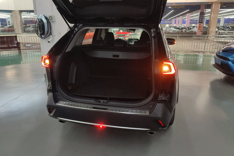 丰田 威兰达 2022款 2.0L CVT两驱豪华版机舱底盘23