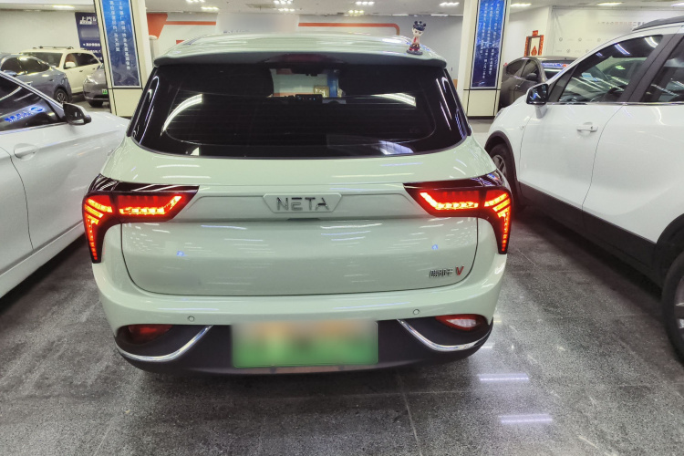 哪吒汽车 哪吒V 2022款 潮 400 Lite车身外观6