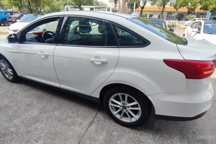 福特 福克斯 2018款 三厢经典 1.6L 自动风尚型智行版车身外观4