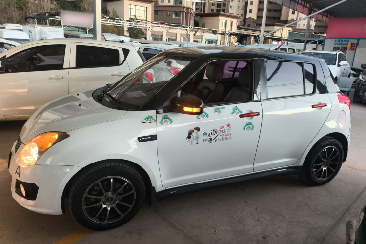 铃木 雨燕 2013款 1.5L 自动标准版车身外观4