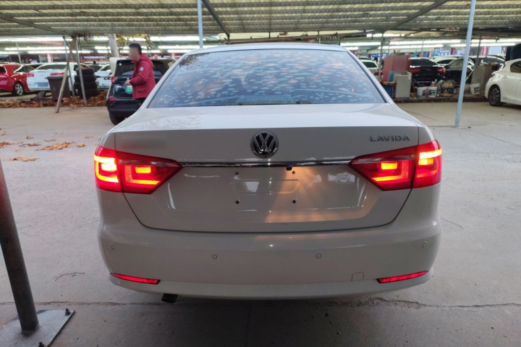 大众 朗逸 2013款 改款经典 1.6L 自动风尚版车身外观6