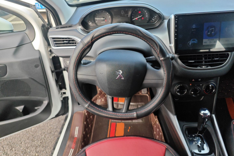 标致2008 2014款 1.6L 自动潮流版中控内饰13