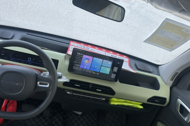 吉利银河 2024款 熊猫mini 200km 耐力熊中控内饰7001