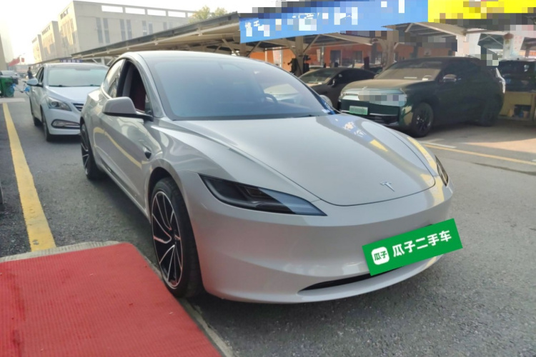 特斯拉 Model 3 2023款 长续航全轮驱动版车身外观3
