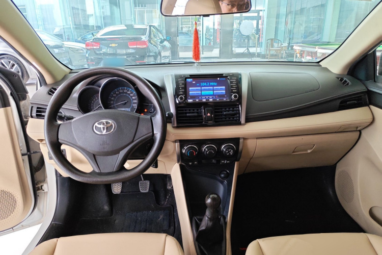 丰田 威驰 2014款 1.5L 手动智臻版中控内饰12