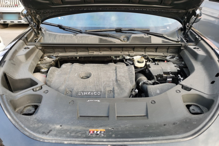 领克01 2021款 2.0TD 四驱暗夜版机舱底盘24