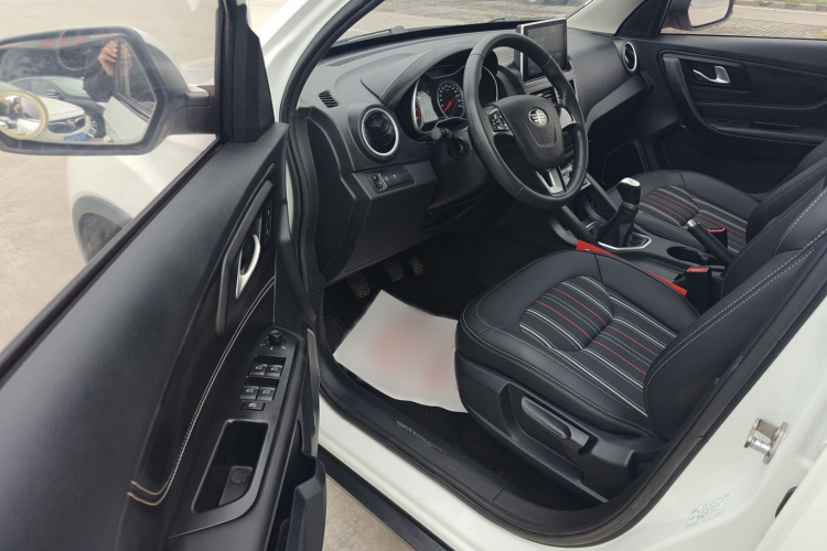 奔腾X40 2017款 1.6L 手动豪华型中控内饰7002