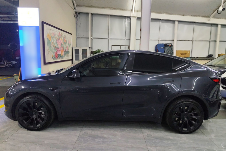 特斯拉 Model Y 2024款 长续航全轮驱动版车身外观4