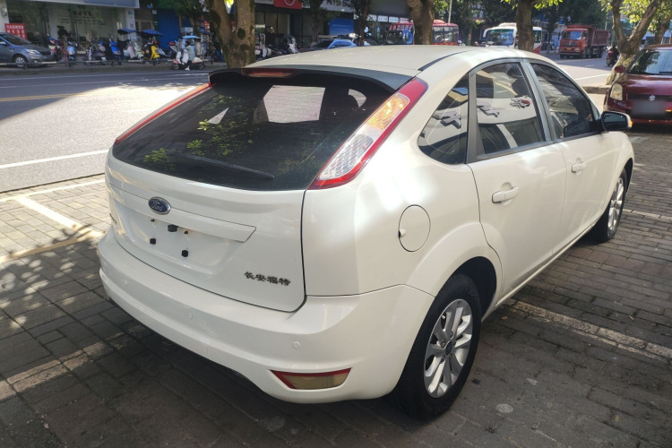 福特 福克斯 2013款 两厢经典 1.8L 自动基本型车身外观7