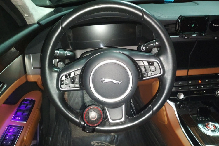 捷豹XFL 2017款 XFL 2.0T 240PS 奢华版局部细节13