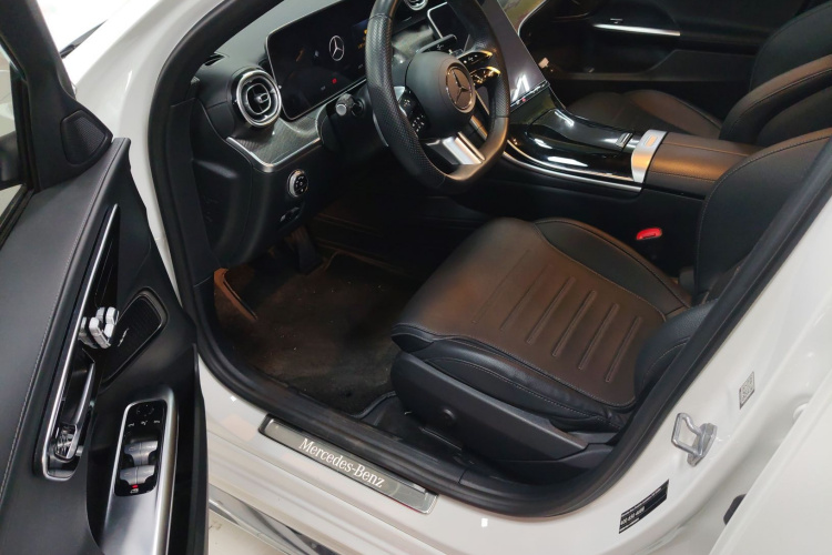 奔驰C级 2023款 C 260 L 运动版中控内饰20