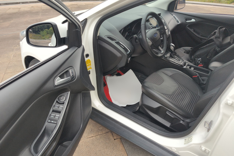 福特 福克斯 2018款 三厢经典 EcoBoost 180 自动精英型中控内饰20