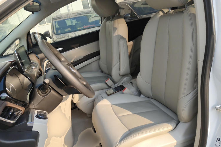 别克GL8 2023款 陆上公务舱 舒适型中控内饰19