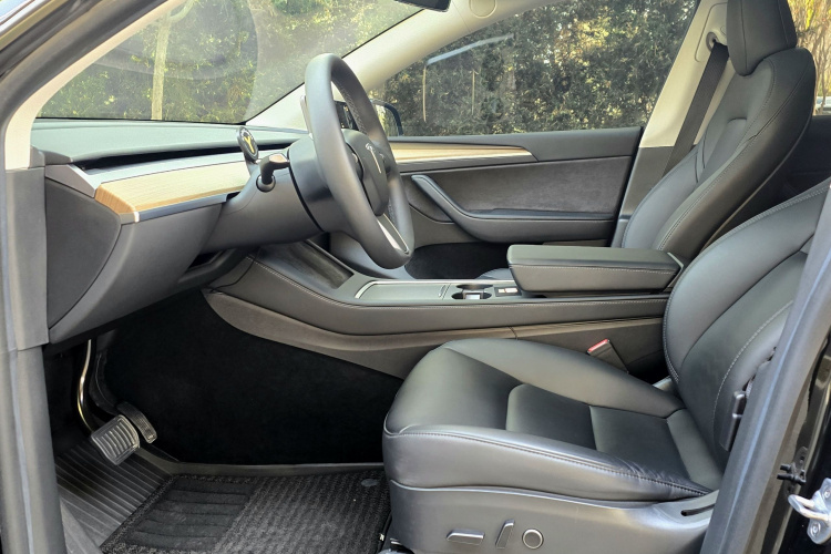 特斯拉 Model Y 2022款 改款 后轮驱动版中控内饰7001