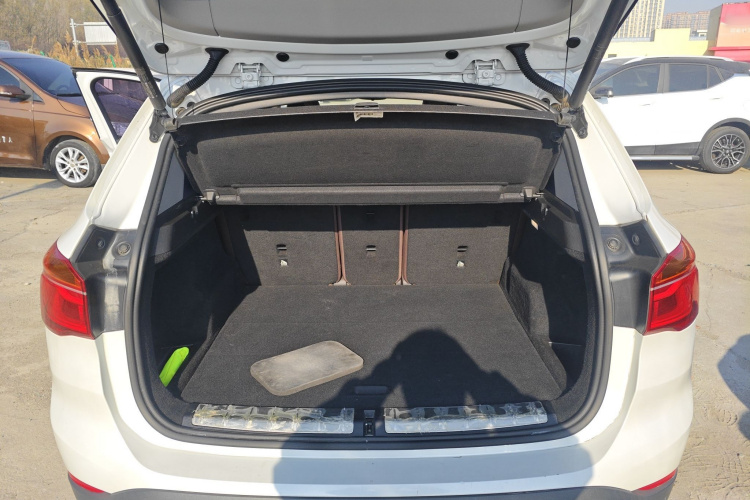 宝马X1 2019款 sDrive18Li 尊享型机舱底盘23