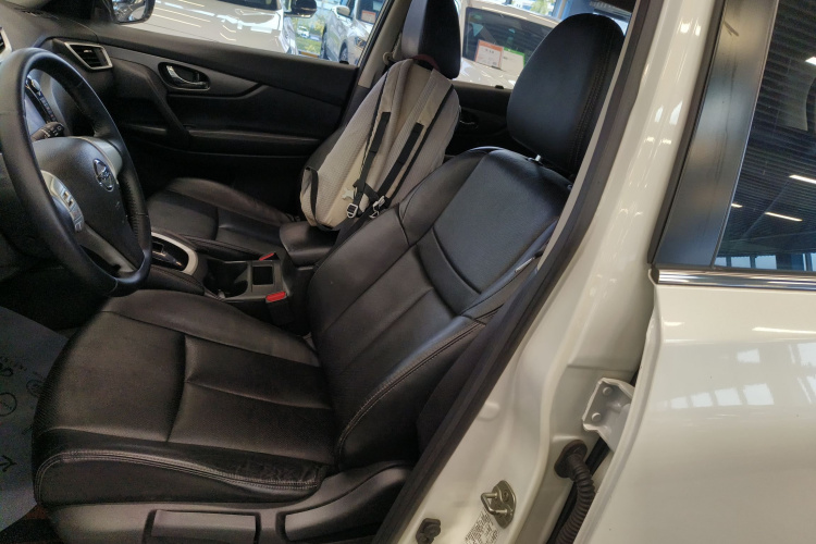 日产 奇骏 2014款 2.0L CVT舒适版 2WD中控内饰19