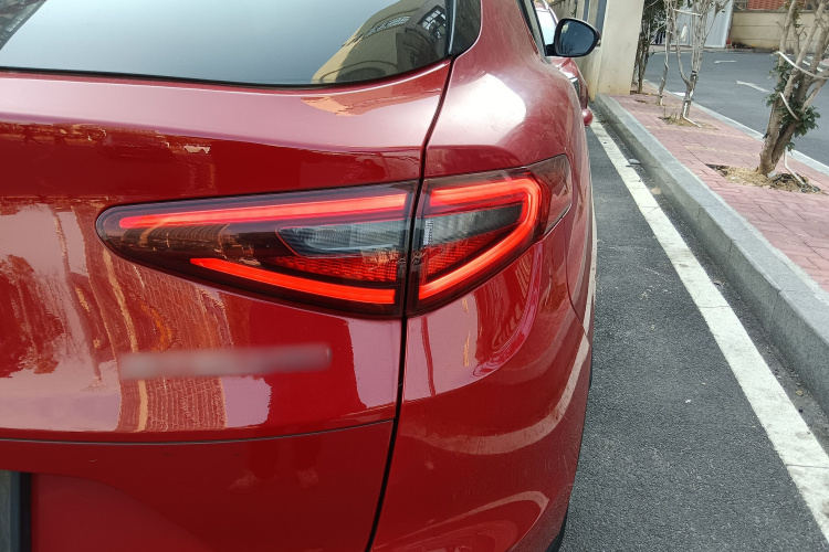 阿尔法·罗密欧 Stelvio斯坦维 2017款 2.0T 200HP 精英版车身外观9