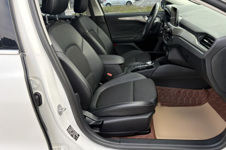 福特 福克斯 2019款 三厢 EcoBoost 180 自动锋潮型中控内饰7013
