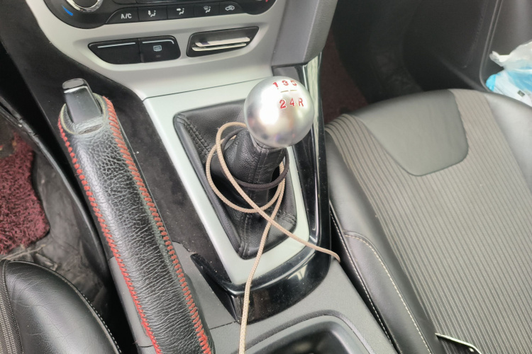 福特 福克斯 2012款 两厢 2.0L 手动豪华运动型局部细节18