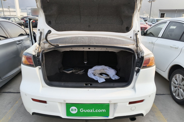 三菱 翼神 2013款 时尚版 1.8L CVT舒适型机舱底盘23