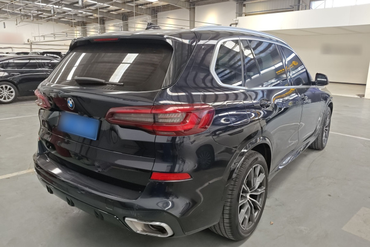 宝马X5 2022款 改款 xDrive 30Li 尊享型M运动套装车身外观6005