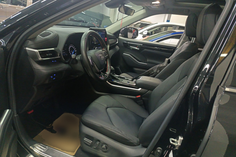 丰田 汉兰达 2022款 双擎 2.5L 四驱尊贵版 7座中控内饰19