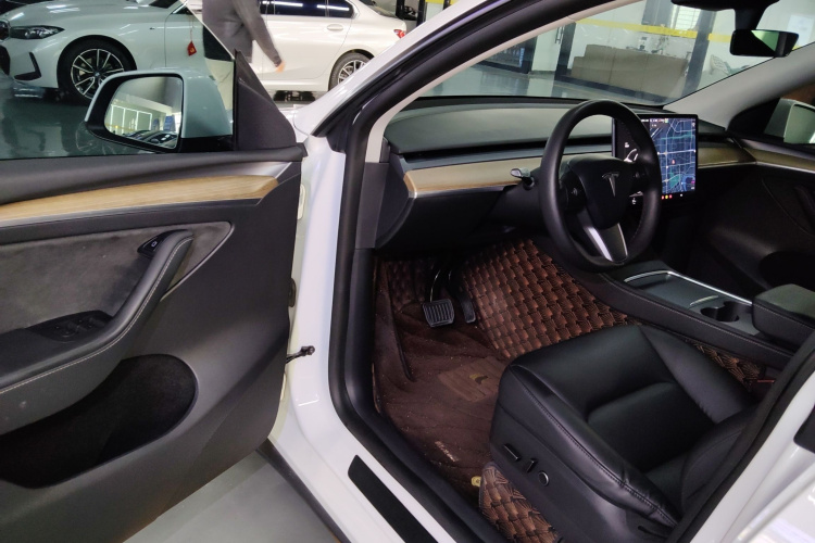 特斯拉 Model Y 2021款 长续航全轮驱动版中控内饰7003