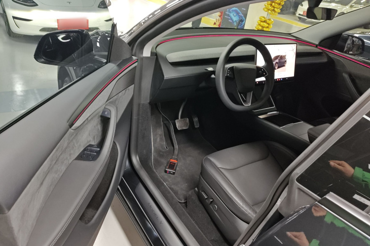 特斯拉 Model Y 2025款 长续航全轮驱动版中控内饰7003