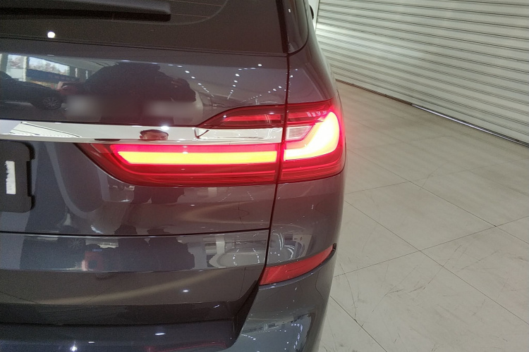 宝马X7 2019款 xDrive40i 尊享型M运动套装车身外观9