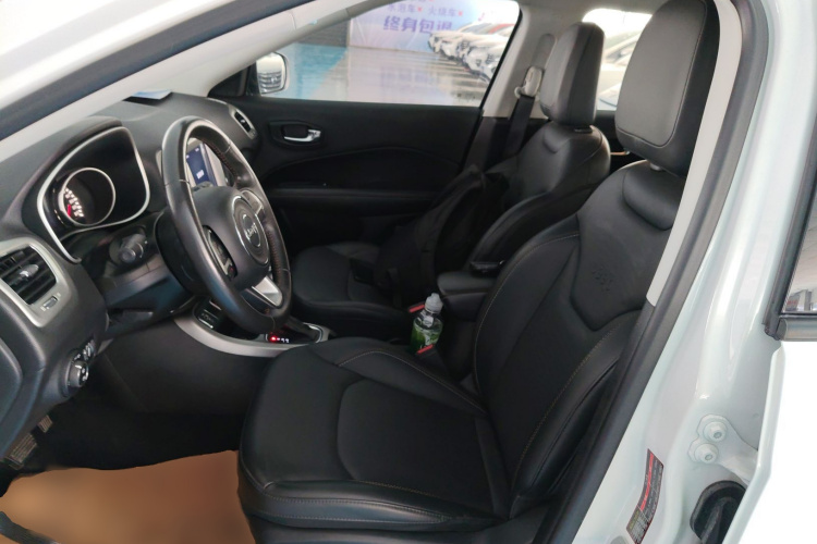 Jeep 指南者 2019款 200T 自动家享-互联大屏版中控内饰19