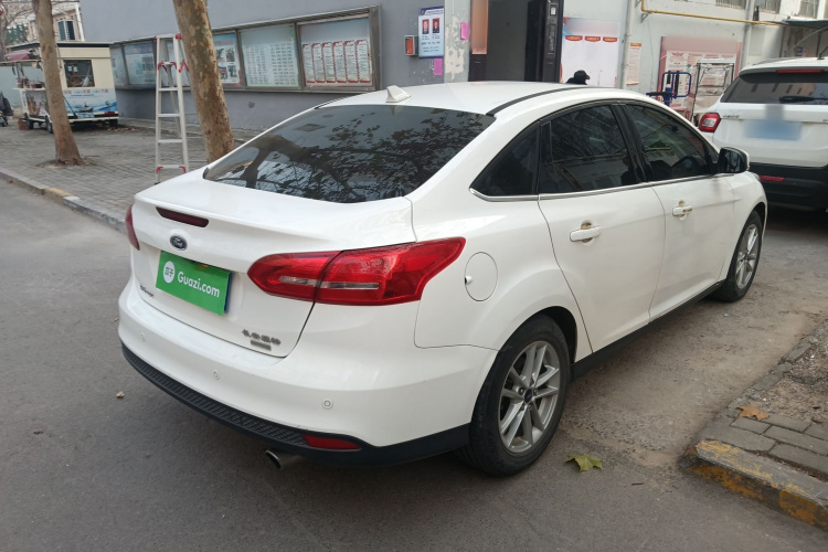 福特 福克斯 2018款 三厢经典 EcoBoost 180 自动精英型车身外观7