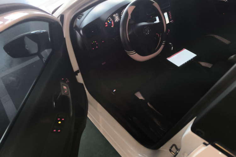 大众 Polo 2016款 1.4L 自动风尚型中控内饰7003