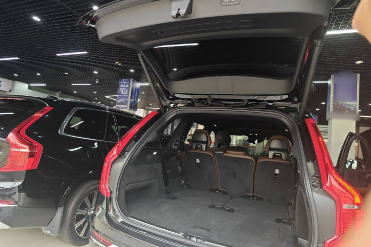 沃尔沃XC90 2021款 B6 智逸豪华版 7座机舱底盘23