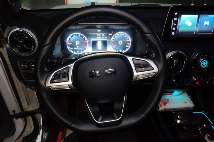 北京越野 北京BJ40 2023款 2.0T 自动四驱城市猎人版侠客型中控内饰13