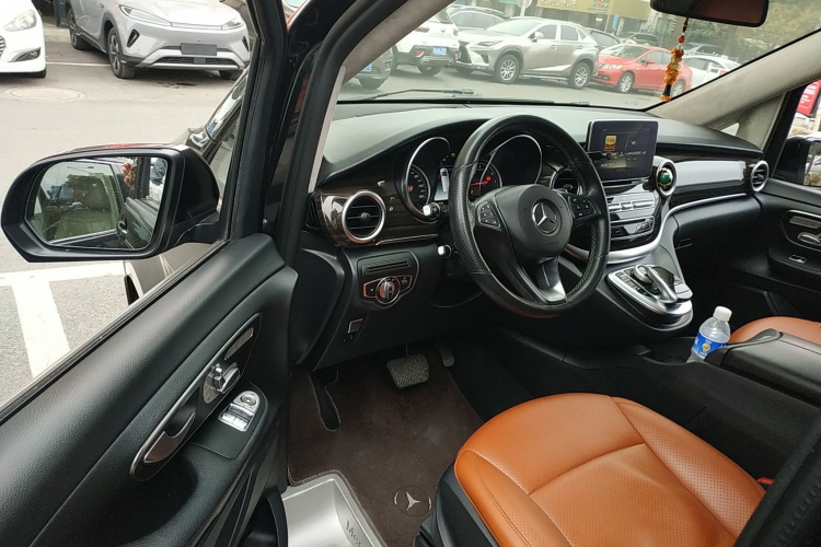 奔驰V级 2018款 V 260 领航版 国VI局部细节19