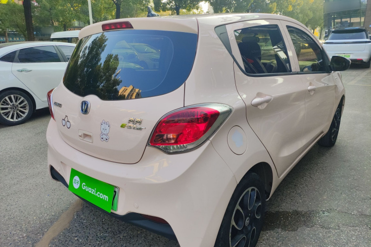 长安欧尚 奔奔E-Star 2021款 国民版 多彩款 磷酸铁锂（31.86kWh）车身外观7