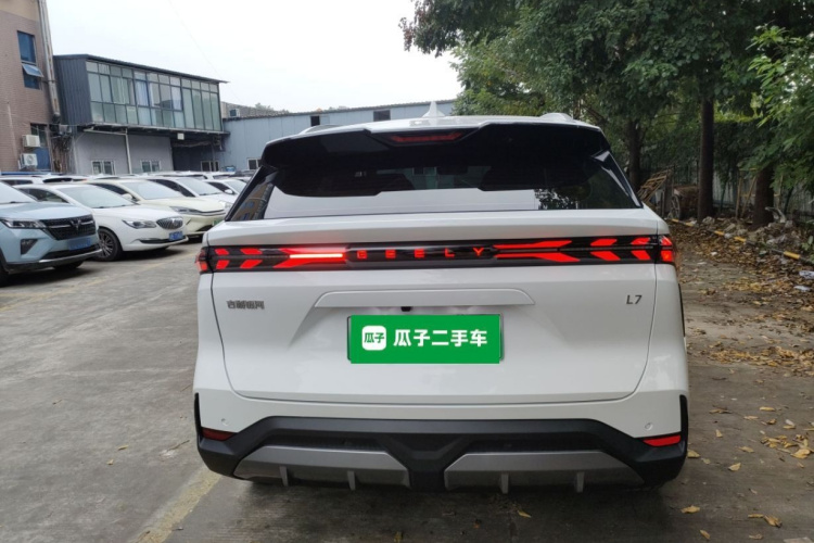 吉利银河 银河L7 2024款 1.5T 115km PLUS  龙腾版车身外观6