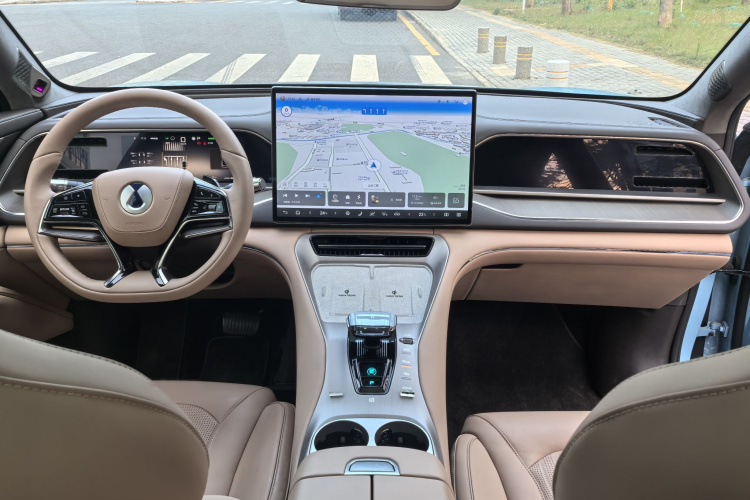 腾势N7 2025款 630 四驱智驾双激光旗舰版中控内饰7010