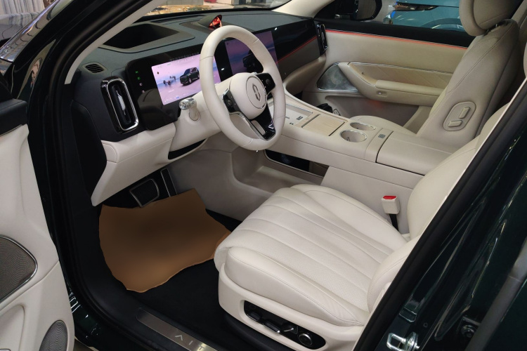 鸿蒙智行 问界M8 2025款 增程 Max+版 53.4kWh 5座版中控内饰20