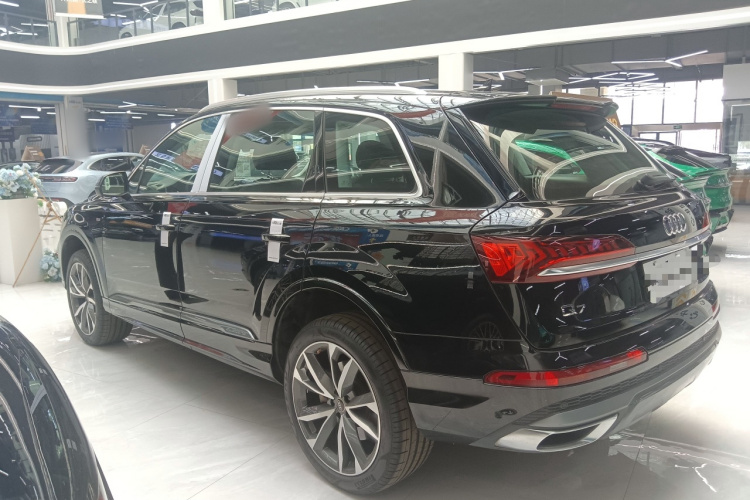 奥迪Q7 2022款 55 TFSI quattro S line运动型车身外观4