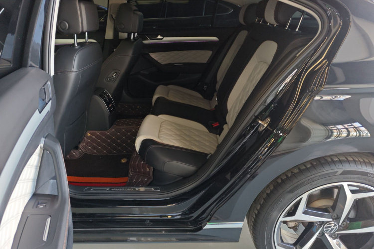 大众 迈腾 2023款 200万辆纪念版 330TSI DSG豪华型中控内饰21