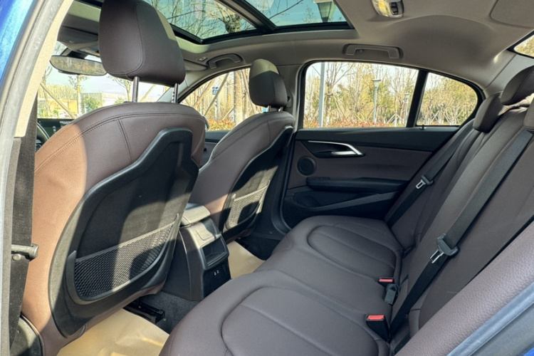 宝马1系 2020款 125i 领先型M运动套装中控内饰7003