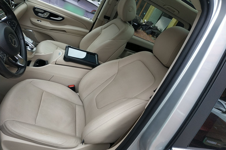 奔驰V级 2016款 V 260 L 尊贵加长版中控内饰19