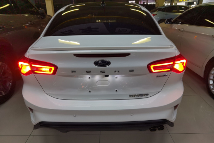 福特 福克斯 2022款 三厢 EcoBoost 180 自动ST Line车身外观6004