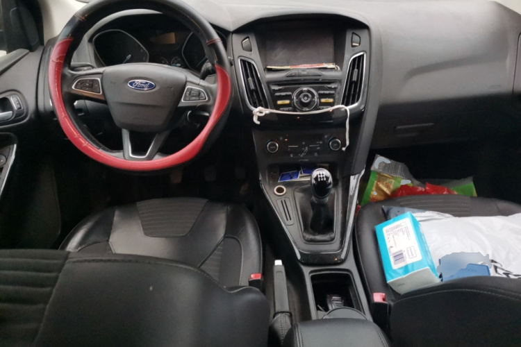 福特 福克斯 2015款 两厢 1.6L 手动风尚型中控内饰12