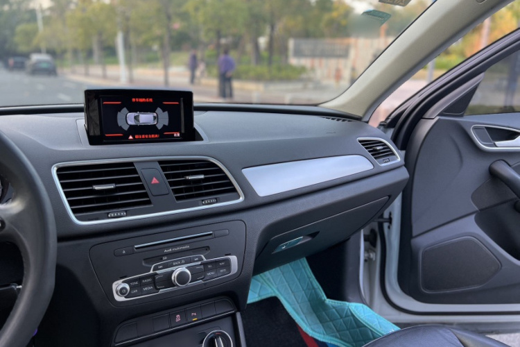 奥迪Q3 2017款 30 TFSI 时尚型中控内饰7011