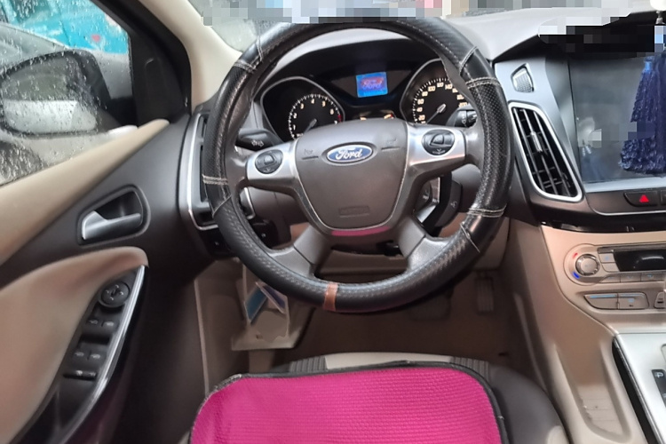 福特 福克斯 2012款 三厢 1.6L 自动风尚型局部细节13